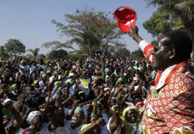 Stařec a moc. Mugabe na předvolením shromáždění.