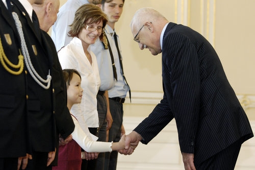 Šestiletá Linda Bandíková zachránila dvouleté tonoucí dítě z bazénu.