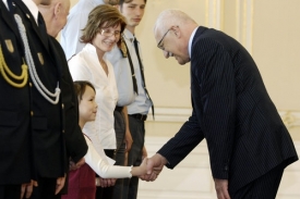 Šestiletá Linda Bandíková zachránila dvouleté tonoucí dítě z bazénu.