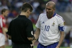 Zinédine Zidane během diskuze s rozhodčím.