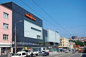 Nákupní centrum Zlaté Jablko navrhl Svatopluk Sládeček. Nákupní centrum Zlaté Jablko navrhl Svatopluk Sládeček.