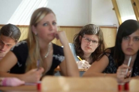 Na výuku dějin z dob komunismu jsou nejlepší svědkové.