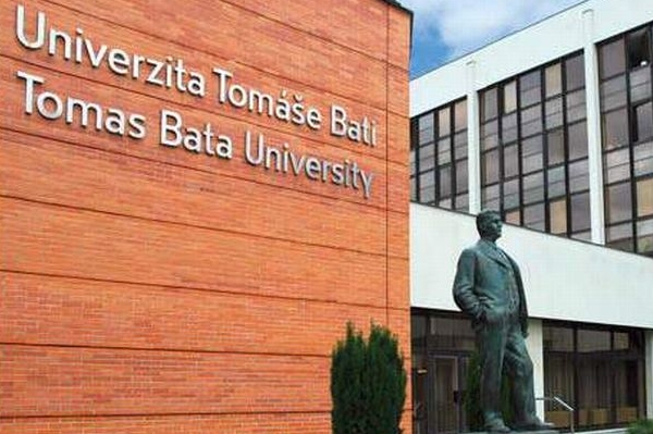 Tři studenti odevzdali zčásti opsané diplomové a bakalářské práce. 