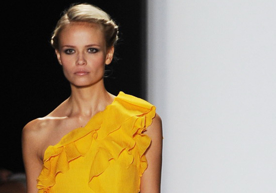 Model z jarní kolekce 2009 návrhářky Caroliny Herrera.
