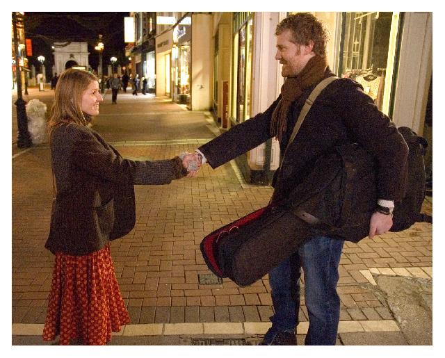 Markéta Irglová a Glen Hansard ve filmu Once.