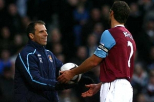 Gianfranco Zola, tren&eacute;r fotbalistů West Hamu United.