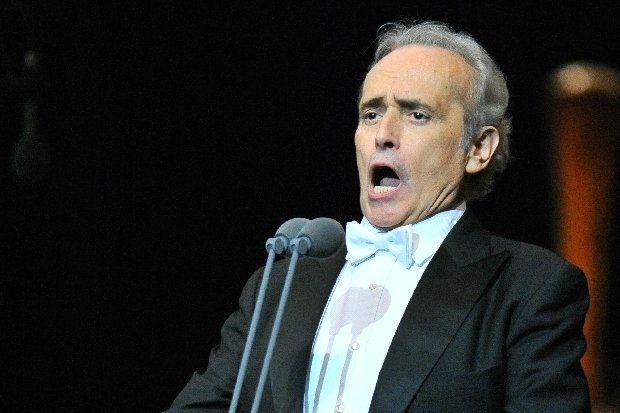 José Carreras koncert zakončil vánoční skladbou White Christmas.
