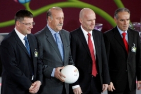 Trenér Skotů Craig Levein (vlevo) při losu evropské kvalifikace.